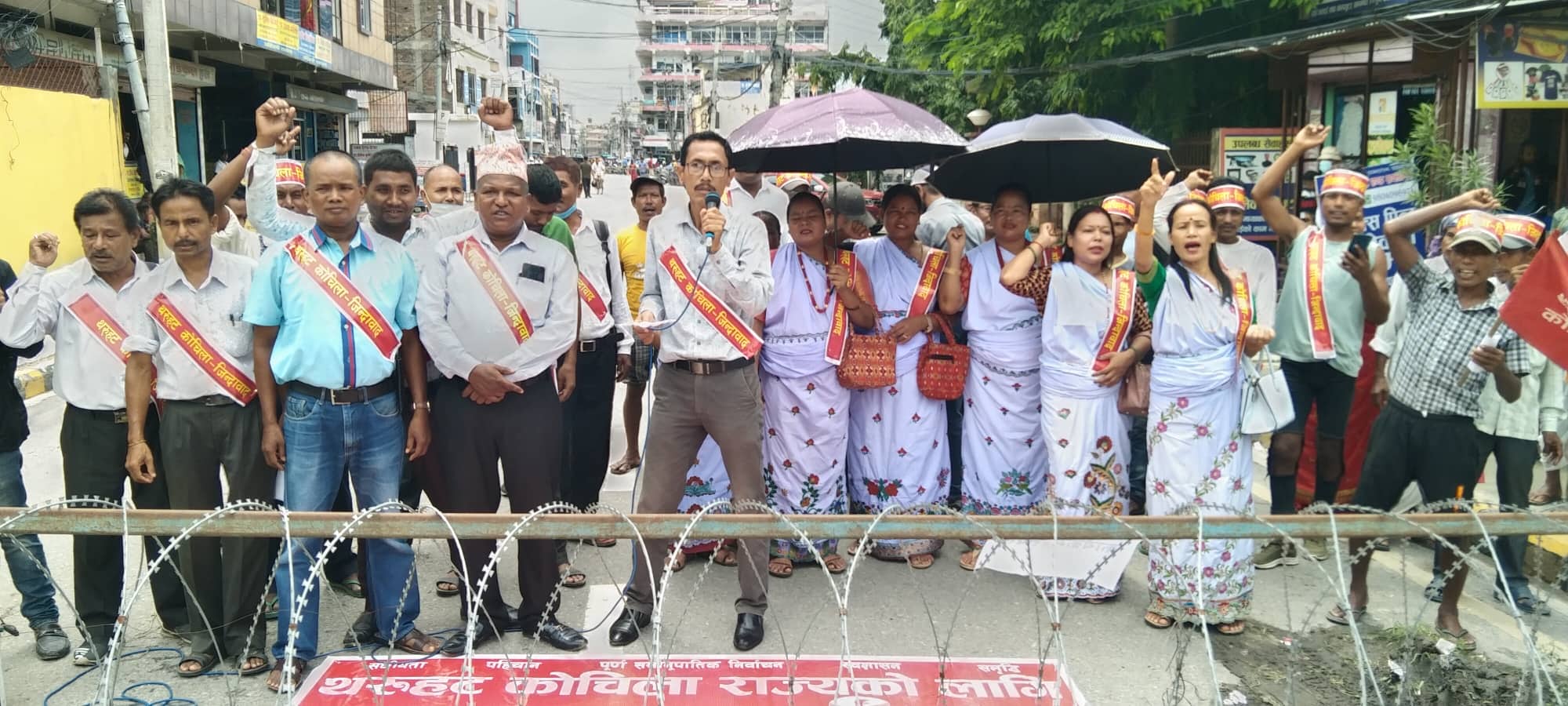 किन खुम्चियो थारू उम्मेदवारको प्रतिनिधित्व ?